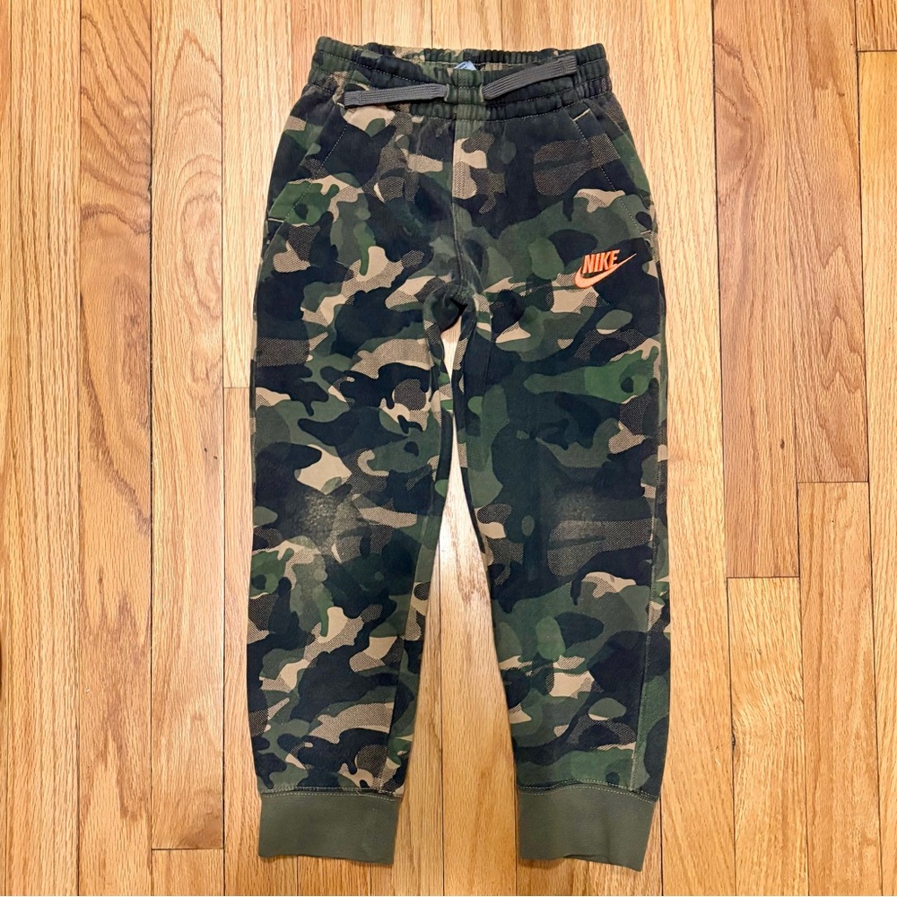 ✨ NIKE ✨ Little Boy’s Camo Set Joggers And Zip Up Hoodie Sweatshirt Sz M 5-6yrs - Picture 2 of 10
